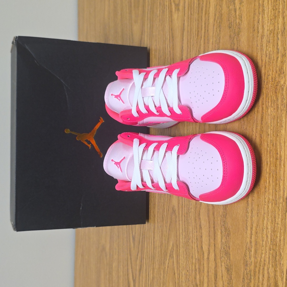 Air Jordan 1 Low GS Pink Foam/Hyper Pink Size Women's 7.5 553560-661 New - Picture 3 of 8
